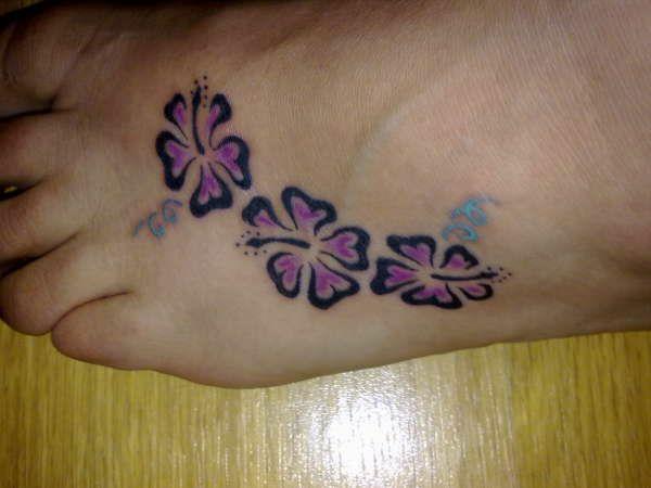 jalka tatuointi suunnittelee kukkia
