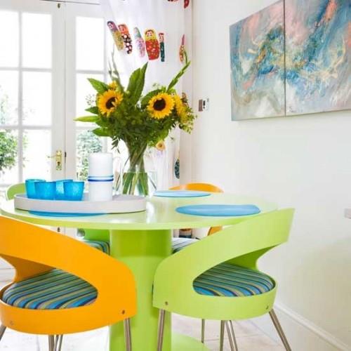 futuristinen-hauska-värikäs-tuolit-pöytä