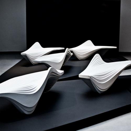 futuristinen viileä penkkisuunnittelunäyttely Milano