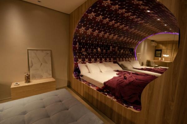 futuristinen makuuhuone suunnittelee jaloja viininpunaisia ​​ja tumman violetteja sävyjä