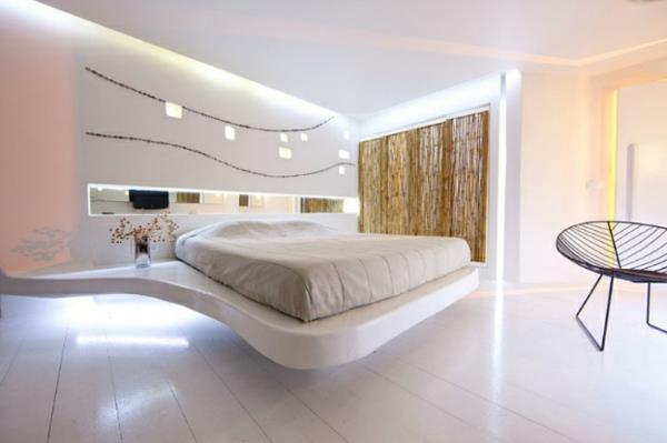 futuristiset metalliset makuuhuoneen korituolit