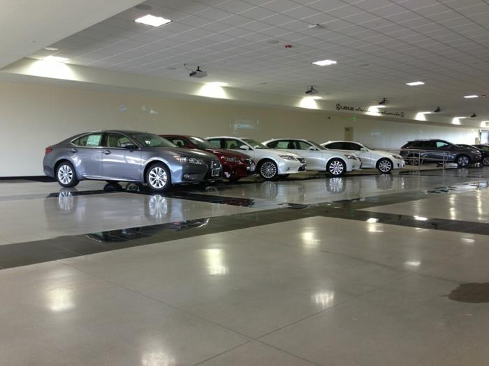 autotallin lattialaatat autotallin laatat punainen musta laatoitettu autohaus