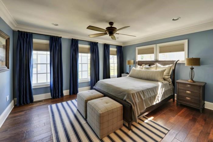 verhot makuuhuoneessa yhdistyvät siniset verhot ja raidallinen matto