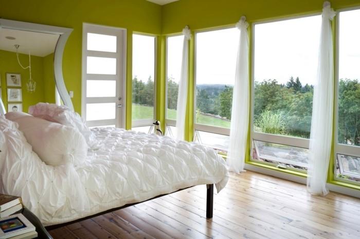 verhot makuuhuoneen ilmavat valkoiset verhot luovat värikontrastin vihreiden seinien kanssa