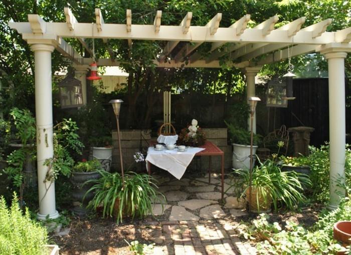 puutarhakatos pergola kasvit varjossa