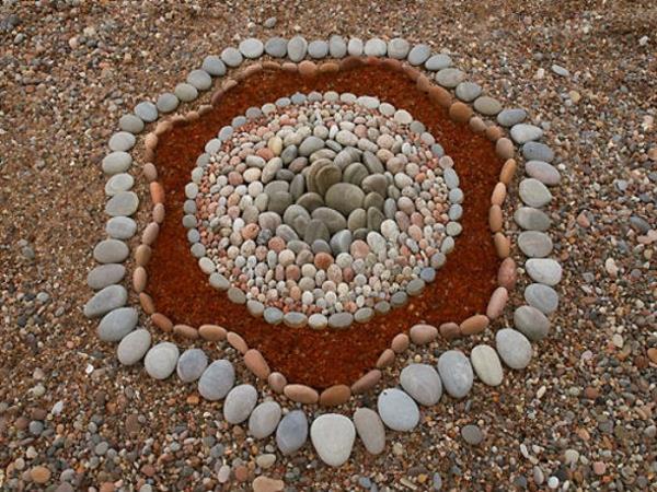 puutarhan koristelu puutarhatarvikkeet kivet kauniit muodot