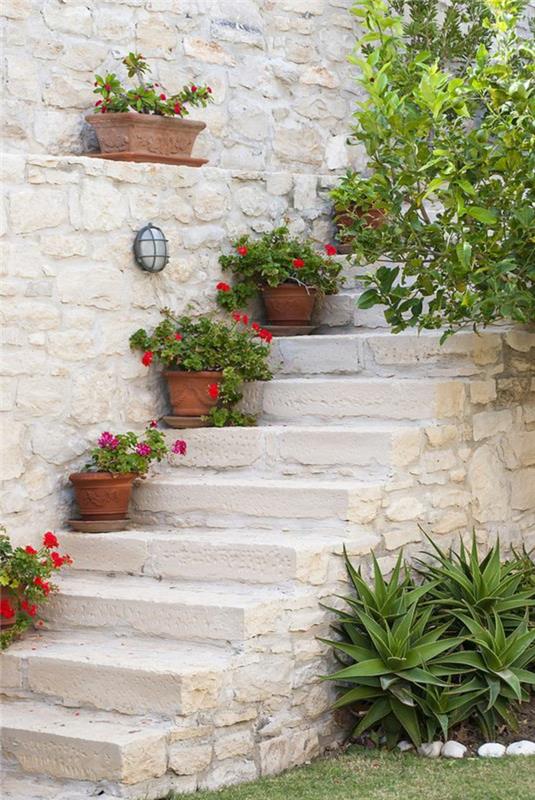puutarhan sisustusideoita välimeren tyyliin portaat kukkaruukut