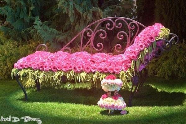 Puutarha koristele koristeellisesti sängyllä ruusuilla