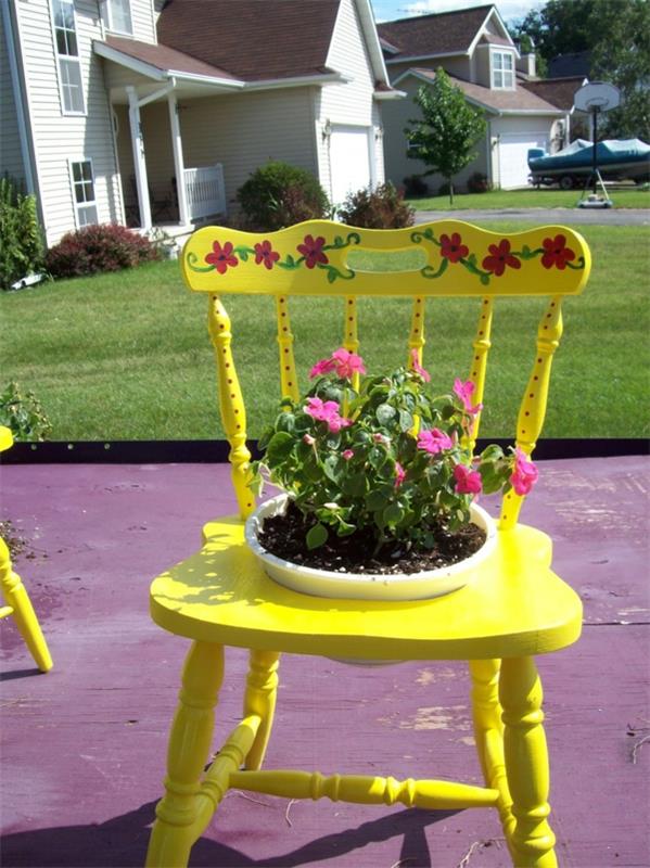 puutarha koristella keltainen tuoli kukkaruukku kukkia