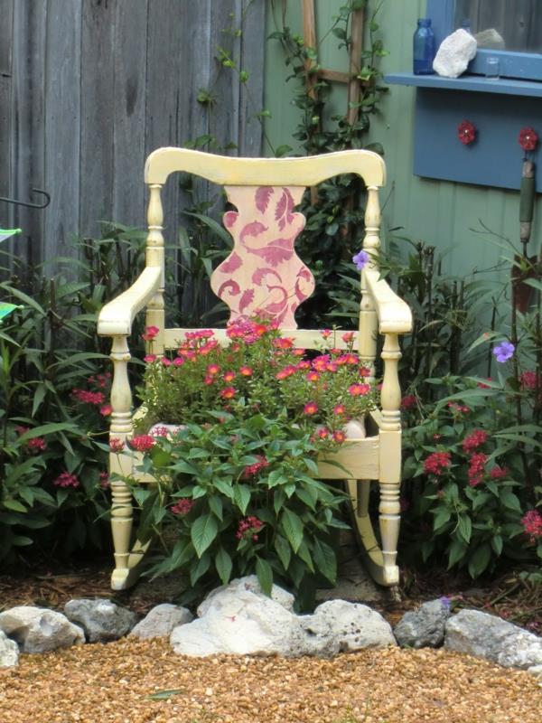puutarha koristella puinen vanha tuoli kukat kivet
