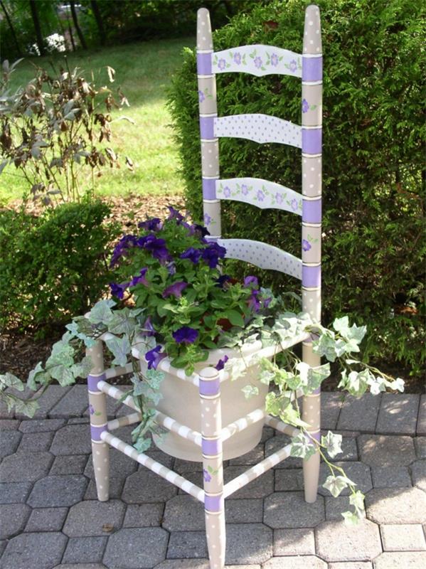 puutarha koristele valkoinen tuoli violetit kukat