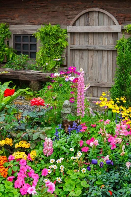 puutarhan suunnittelu, jossa on monia kukkia eri väreissä