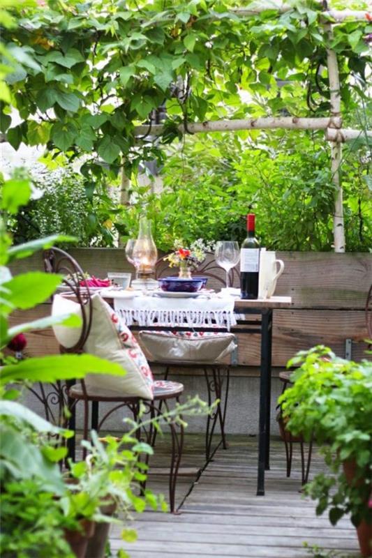 parveke ideoita parveke suunnittelu tilaa säästävät huonekalut puinen pöytä puutarha