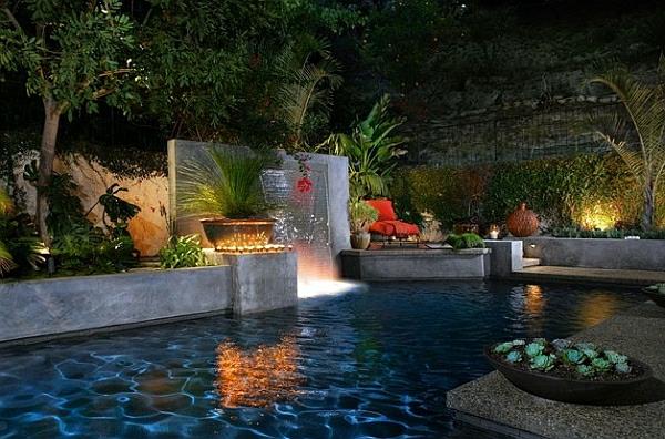 puutarha uima -altaalla ylellinen loma -asunto yöllä puutarhavalaistuksella