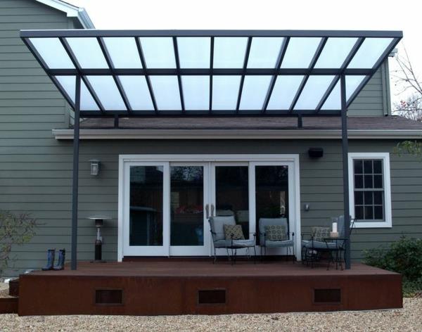 Puinen veranta, joka peittää metallisen terassin puutarhapergolan