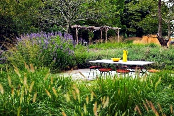 design puutarhan istuinalue vihreä keidas luo yksityisyyttä