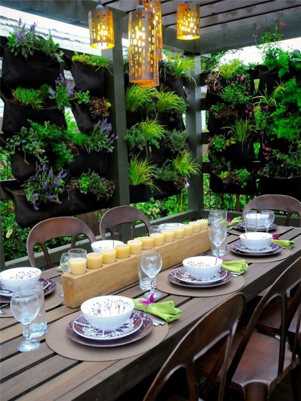 puutarhan istuinalue moderni ruokailutila, jossa on kaunis valaistus