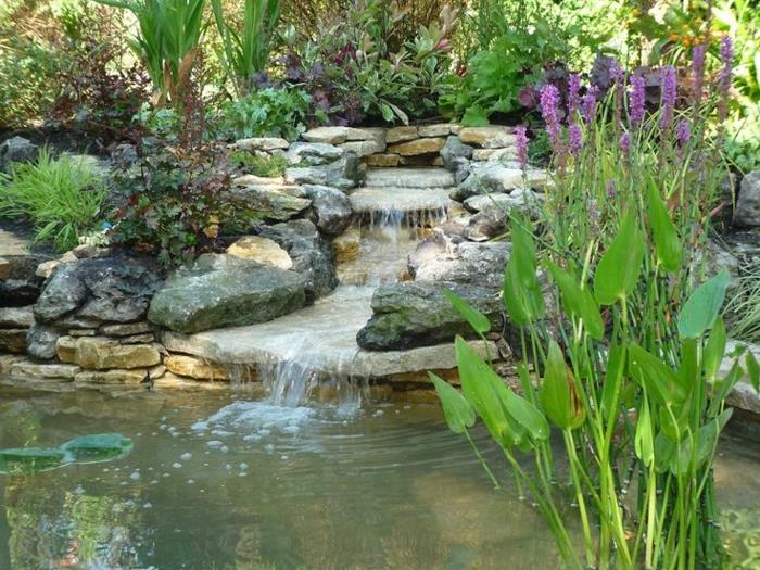 puutarha vesiputous rakentaa itsellesi kivet vesikasvit luonto