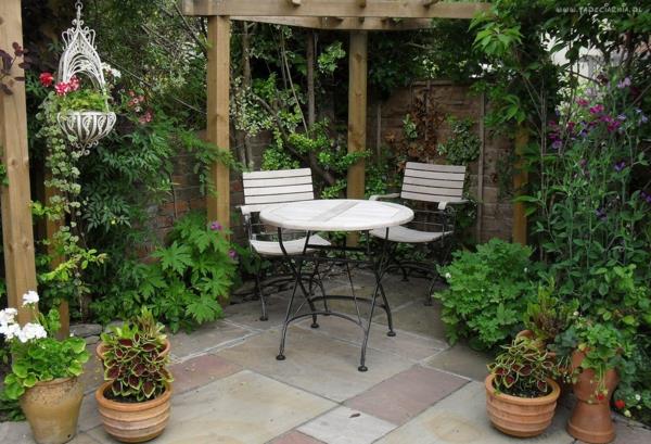 puutarhanhoito puutarhakalusteet pöytätuolit ruukkukasvit puinen pergola