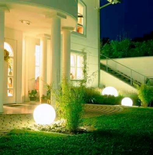 puutarhan valaistusvinkkejä ideoita lattian kohdevalot ympäri talon edessä