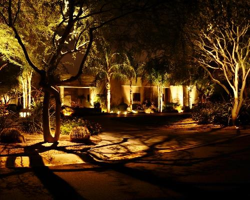 puutarhan valaistusvinkkejä ideoita yöllä varjoleikistä