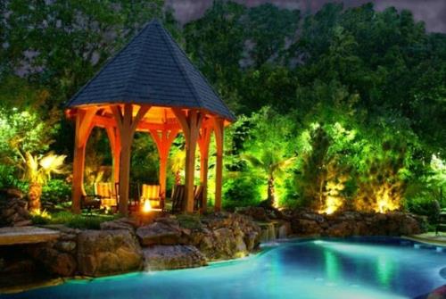 puutarhan valaistusvinkkejä ideoita yöllä kohdevaloista uima -altaan huvimaja