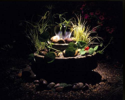 puutarhan valaistusvinkkejä ideoita kasvit puutarha suihkulähde vedenalaiset valot