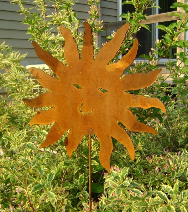 puutarhakoristeet metallista ja ruoste koriste -esineet kaunis aurinko