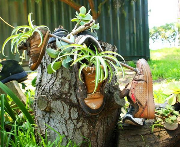 puutarhan koristelu kukkaruukku upeat kengät