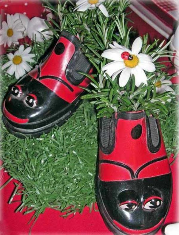 puutarhan koristelu kukkapenkki luo vanhoja kenkiä