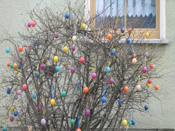 puutarhakoristeideat pääsiäismunat puu koristele puutarhajuhlat