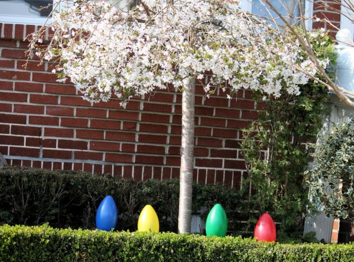 puutarha koristeluideoita pääsiäispallot pääsiäismunat puutarhaideoita