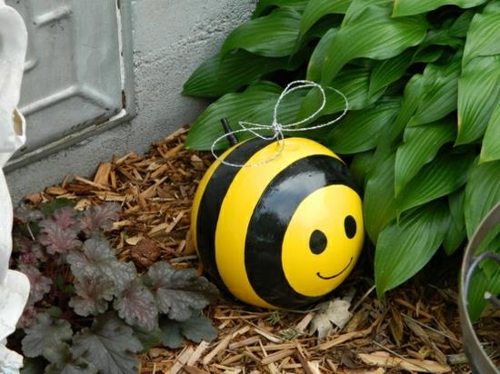 Tee oma puutarhakoristeesi mehiläinen keilapallosta