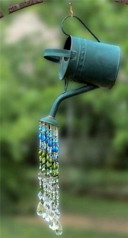 DIY puutarhan sisustus kastelukannu lasihelmet diy idea