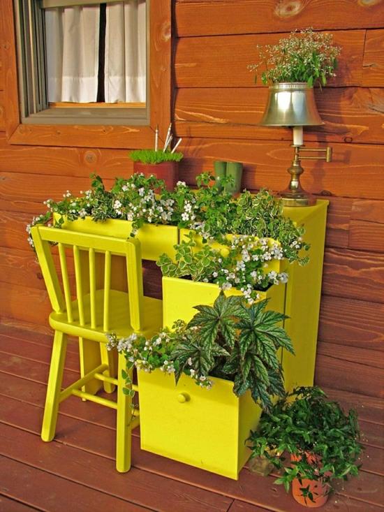keltainen kirjoituspöytä diy -puutarhan koristeena