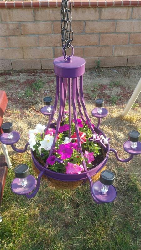 kotitekoinen puutarhakoriste violetit kynttilänjalat kasvisäiliönä