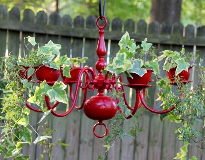 Kotitekoinen puutarhakoriste muuttaa punaiset kynttilänjalat kasvisäiliöiksi