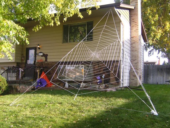 DIY -puutarhan koristelu halloweeniin hämähäkinverkkojen avulla