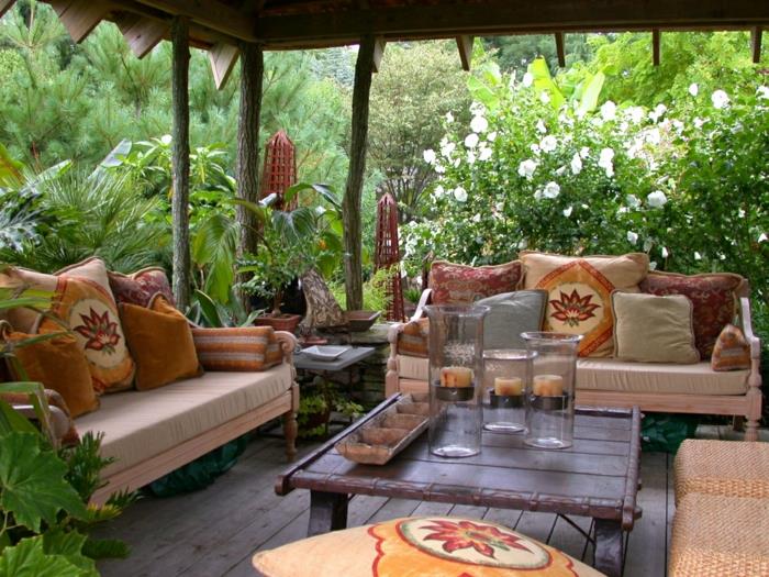 puutarhan suunnittelu katettu patio sohvat sohvapöytä