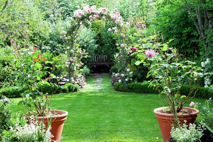 puutarhasuunnittelu englantilainen puutarhamökki ruusukaari