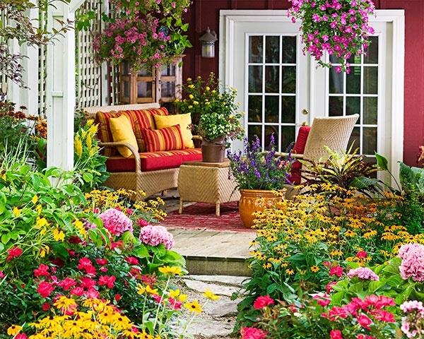 Puutarhasuunnittelu lämpimillä väreillä kivi lattia puutarhakaluste talo