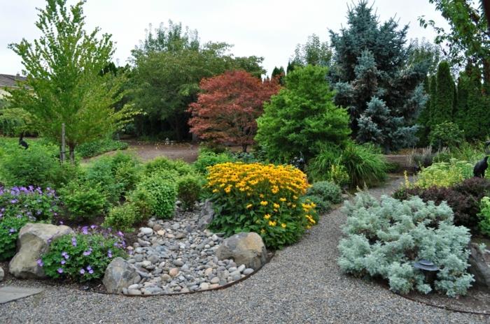 kauniit puutarhan maisemointi -ideani jalkakäytävällä värikkäitä kiviä