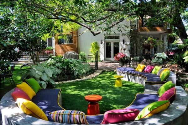 puutarhasuunnitteluesimerkkejä sohvan väriset heitotyynyt jakkara