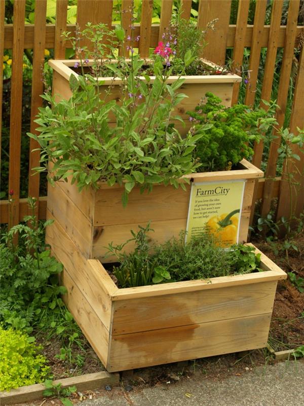 Puutarhasuunnittelu puulaatikot, jotka istuttavat vihanneksia kerroksittain