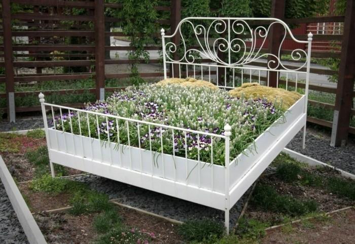 puutarhan suunnitteluideoita vanha sänky viileäksi kasvisäiliöksi