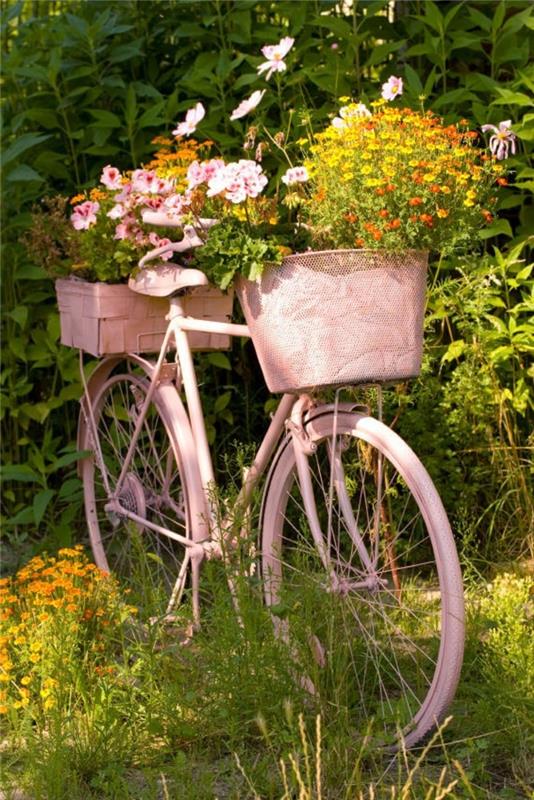 puutarhan suunnitteluideat epätavalliset kasvisäiliöt polkupyörä vaaleanpunaisena