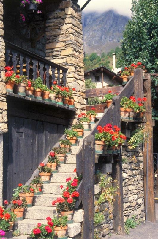 puutarhan suunnitteluideat kukat kukkaruukut koristavat puutarhan portaita