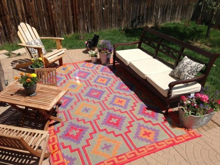 puutarhan suunnitteluideoita värillinen matto suunnittelu puukalusteet takapihalla
