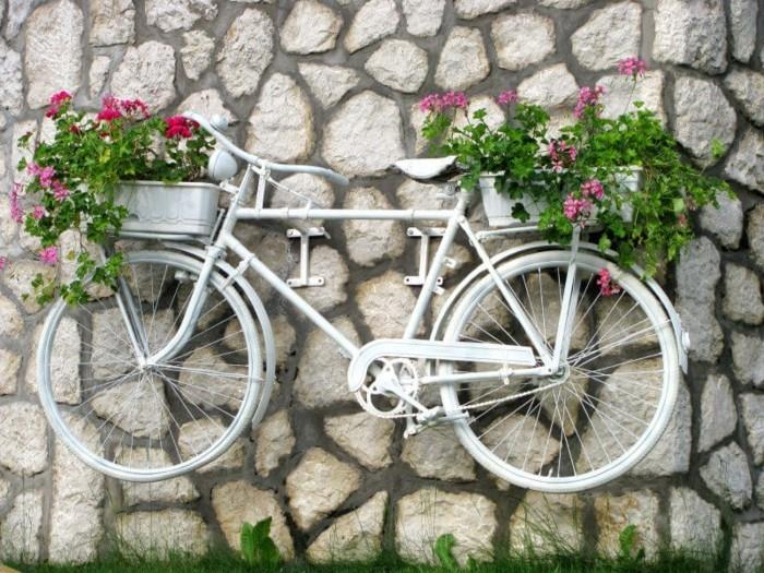 Puutarhasuunnitteluideat Luovat puutarhaideat polkupyörillä kiinnittävät polkupyöräkasvisäiliöt seinälle
