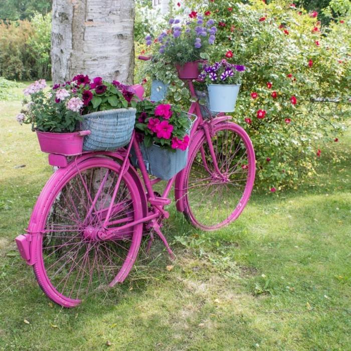 puutarhan suunnitteluideoita violetti polkupyörä kasvisäiliönä, jossa on useita kukkaruukkuja